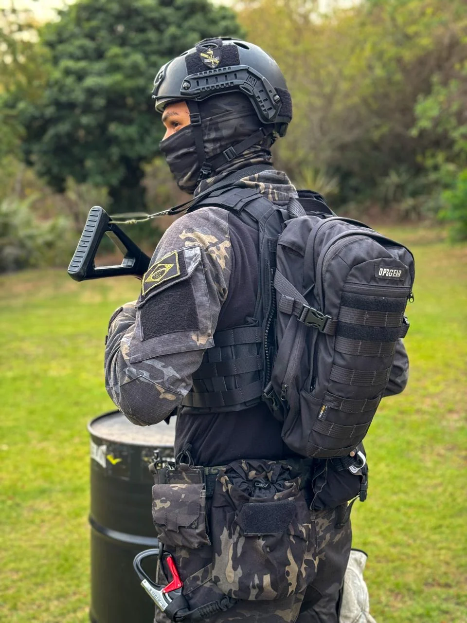 Operador de perfil com capacete, colete e mochila tática preta OPSGEAR